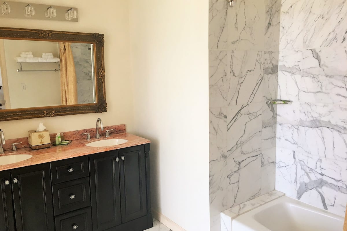 diamond (luxury,ocean & pool view,balcony) | bathroom | combined shower/bathtub, free toiletries, hair dryer, towels