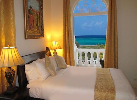 Ropa de cama de alta calidad y caja de seguridad en la habitación