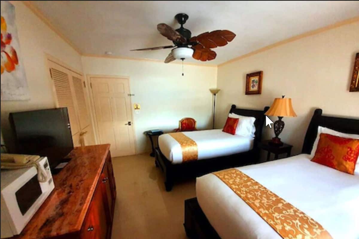Pearl (Ocean & Pool View) | Premium bedding, in-room safe, desk, iron/ironing board