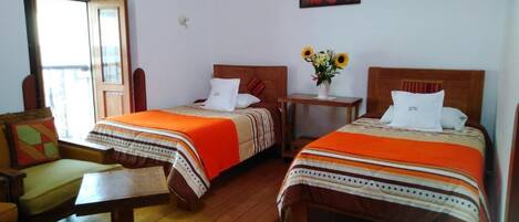 Zweibettzimmer | Pillowtop-Betten, Zimmersafe, Schreibtisch, Zustellbetten