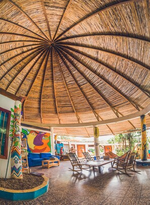 Lobby sitting area - Pura Vida Hostel (Tamarindo)