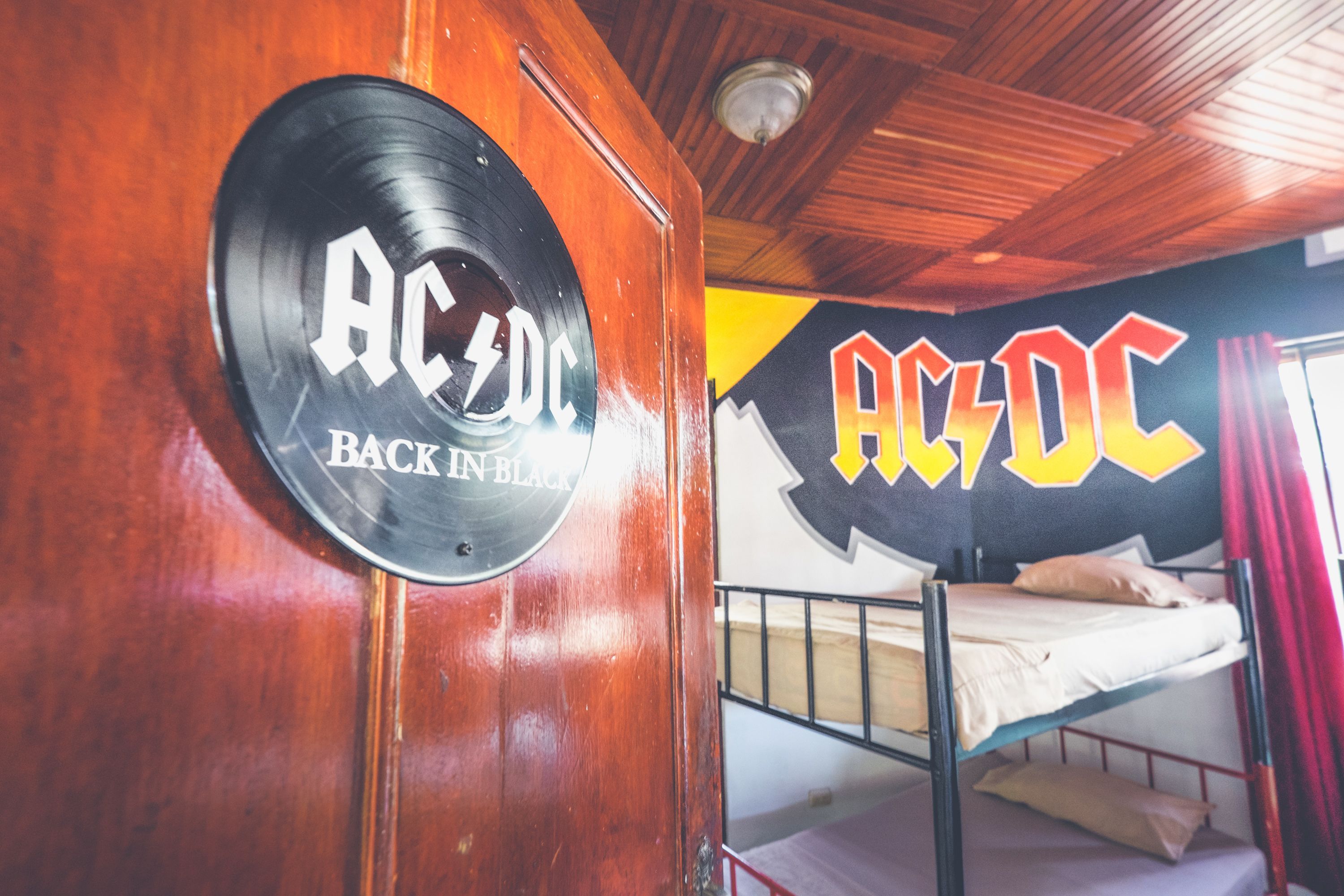 Dormitório compartilhado clássico, em dormitório misto, banheiro privativo, no piso térreo | Quarto temático infantil