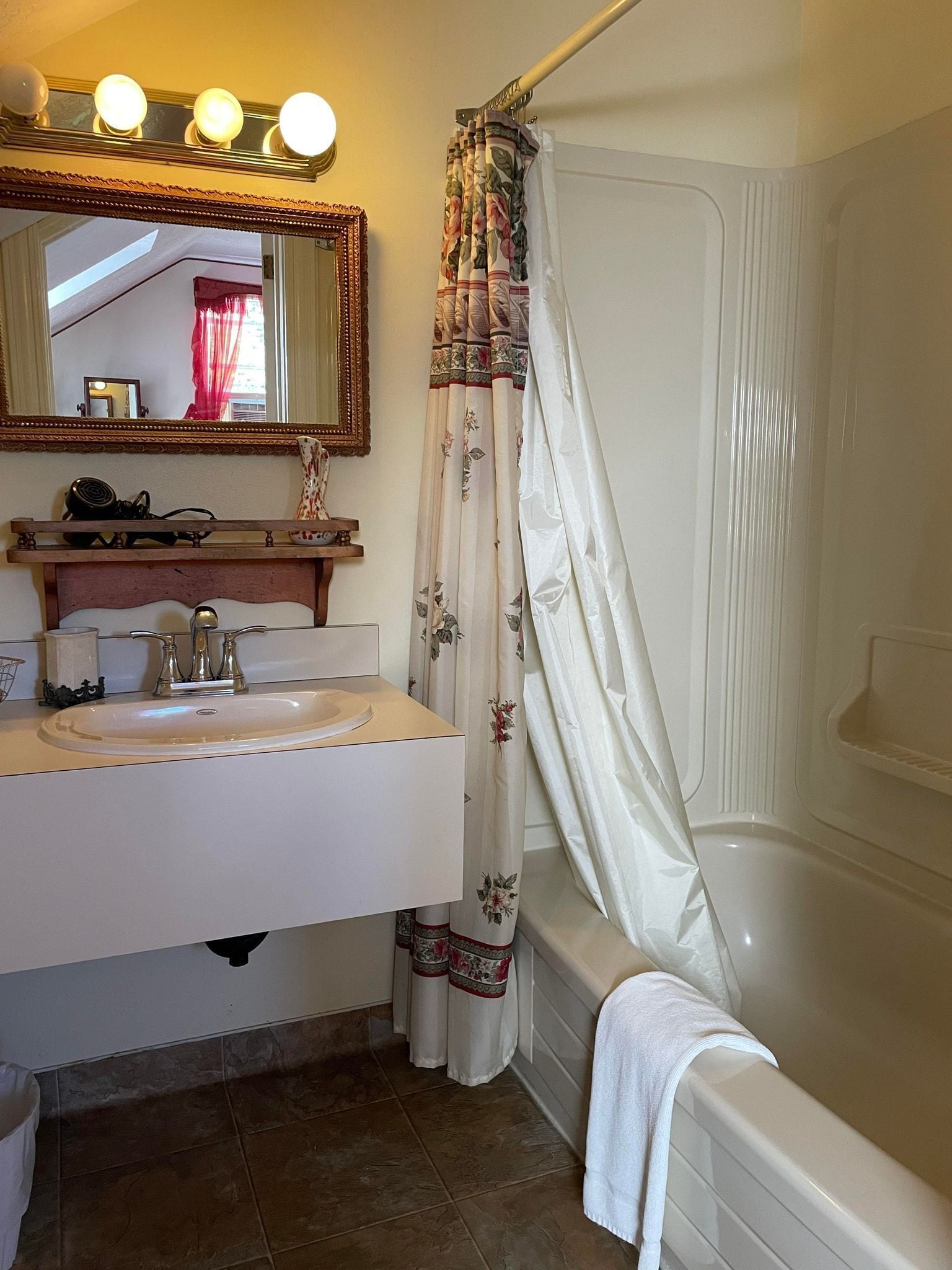 Une salle de bain avec un lavabo, un miroir et une baignoire.