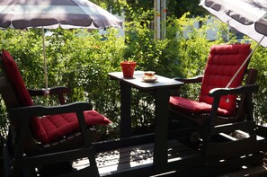 10 restaurants, breakfast, lunch served; local cuisine 