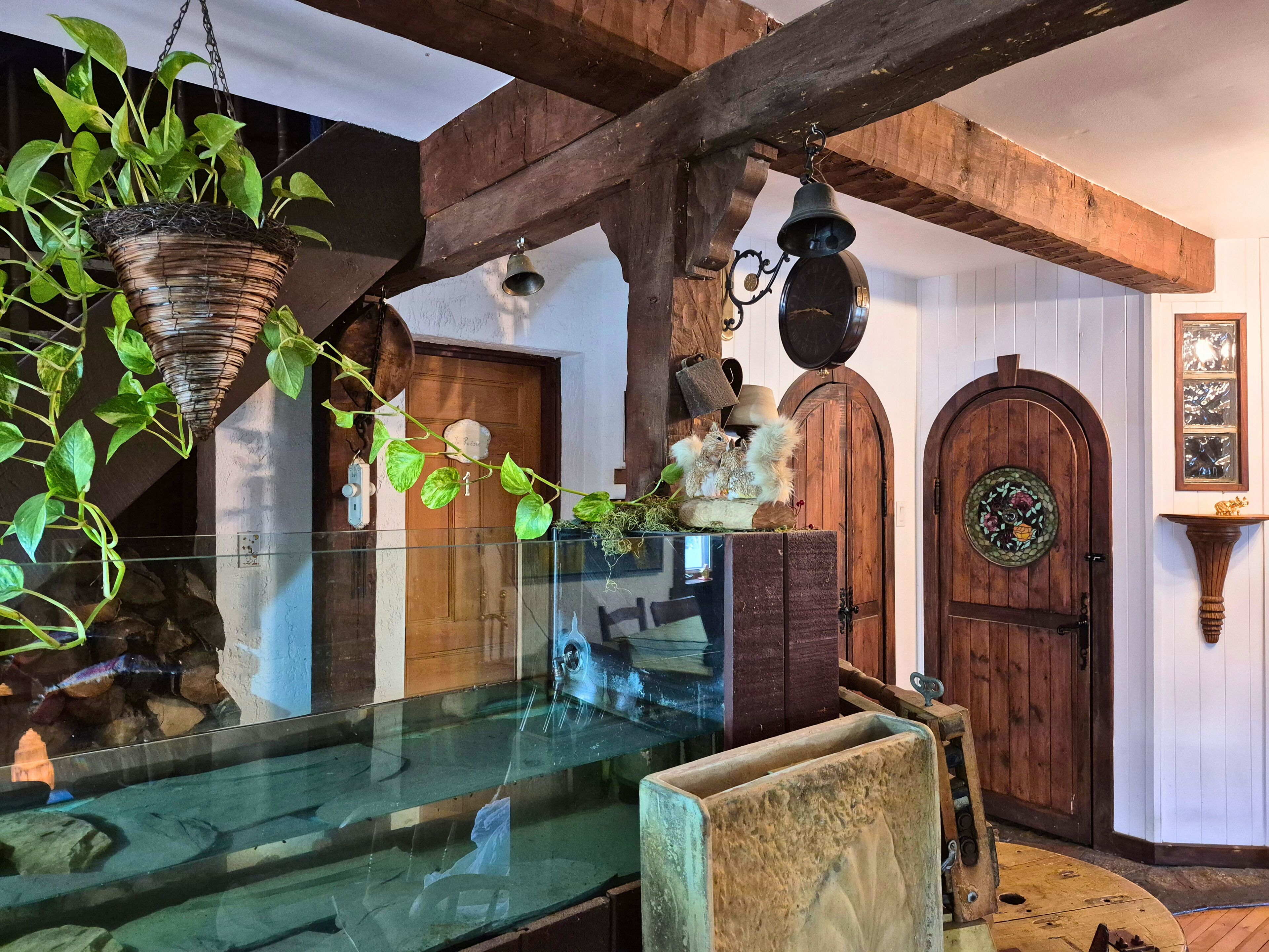 Phòng đôi Deluxe, 1 giường đôi, phòng tắm riêng, quang cảnh vườn (La Poésie) | Khu phòng khách | TV màn hình phẳng 20-inch có truyền hình cáp, TV, sách 