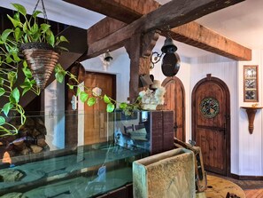 Chambre Deluxe double, 1 lit double, salle de bain privée, vue sur le jardin (La Poésie) | Aire de séjour | Téléviseur à écran plat de 20 po avec télévision par câble, téléviseur