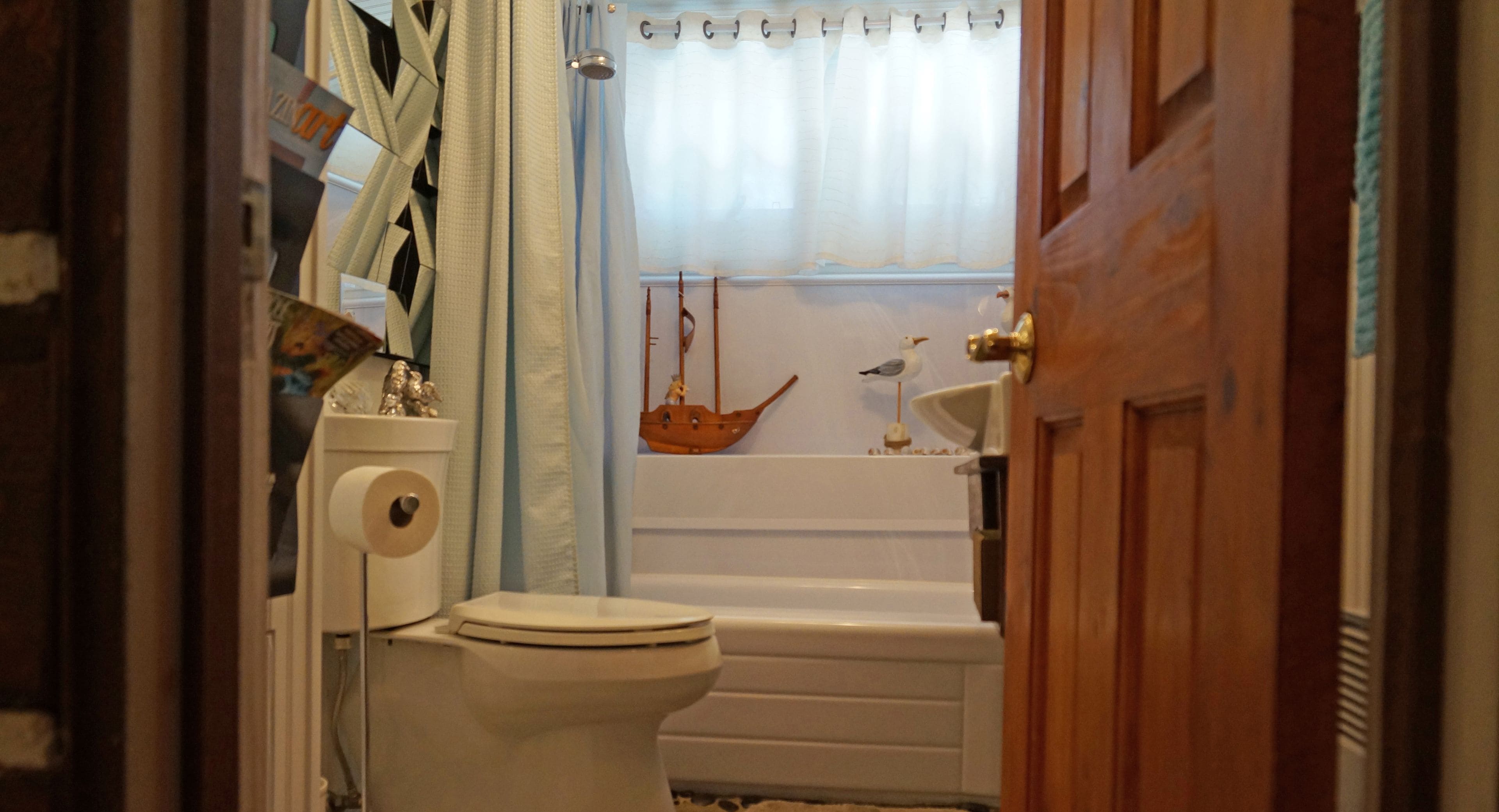 Un baño con inodoro, bañera y lavamanos.