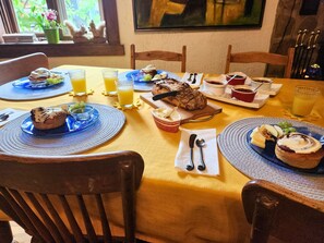Daily continental breakfast (CAD 20 per person) - Le Refuge du Poète (Longueuil)