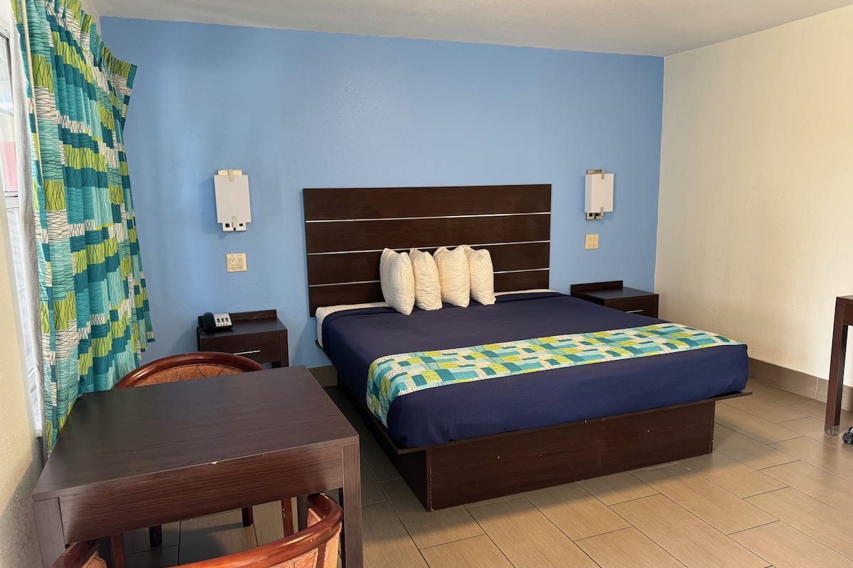 Kamer, 1 kingsize bed, niet-roken | 1 slaapkamer, luxe beddengoed, een bureau, geluiddichte muren