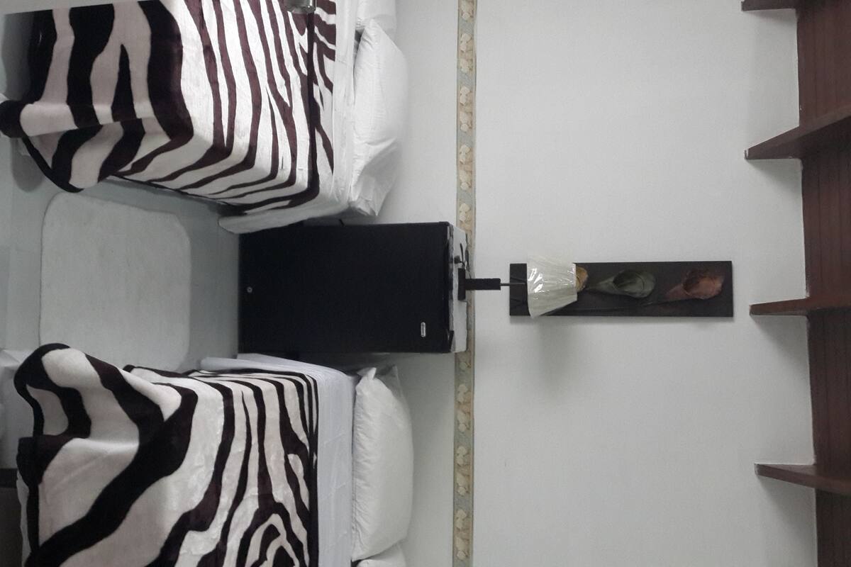 Habitación doble estándar, 2 camas matrimoniales | Tabla de planchar con plancha y wifi gratis