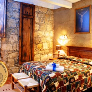 Camera Standard, 1 letto queen | Copriletto in piuma, una scrivania, tende oscuranti, ferro/asse da stiro