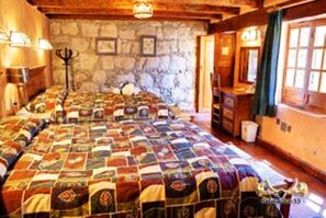 Kamar Double, 2 Tempat Tidur Queen | Selimut bulu angsa, meja kerja, dan tirai kedap cahaya