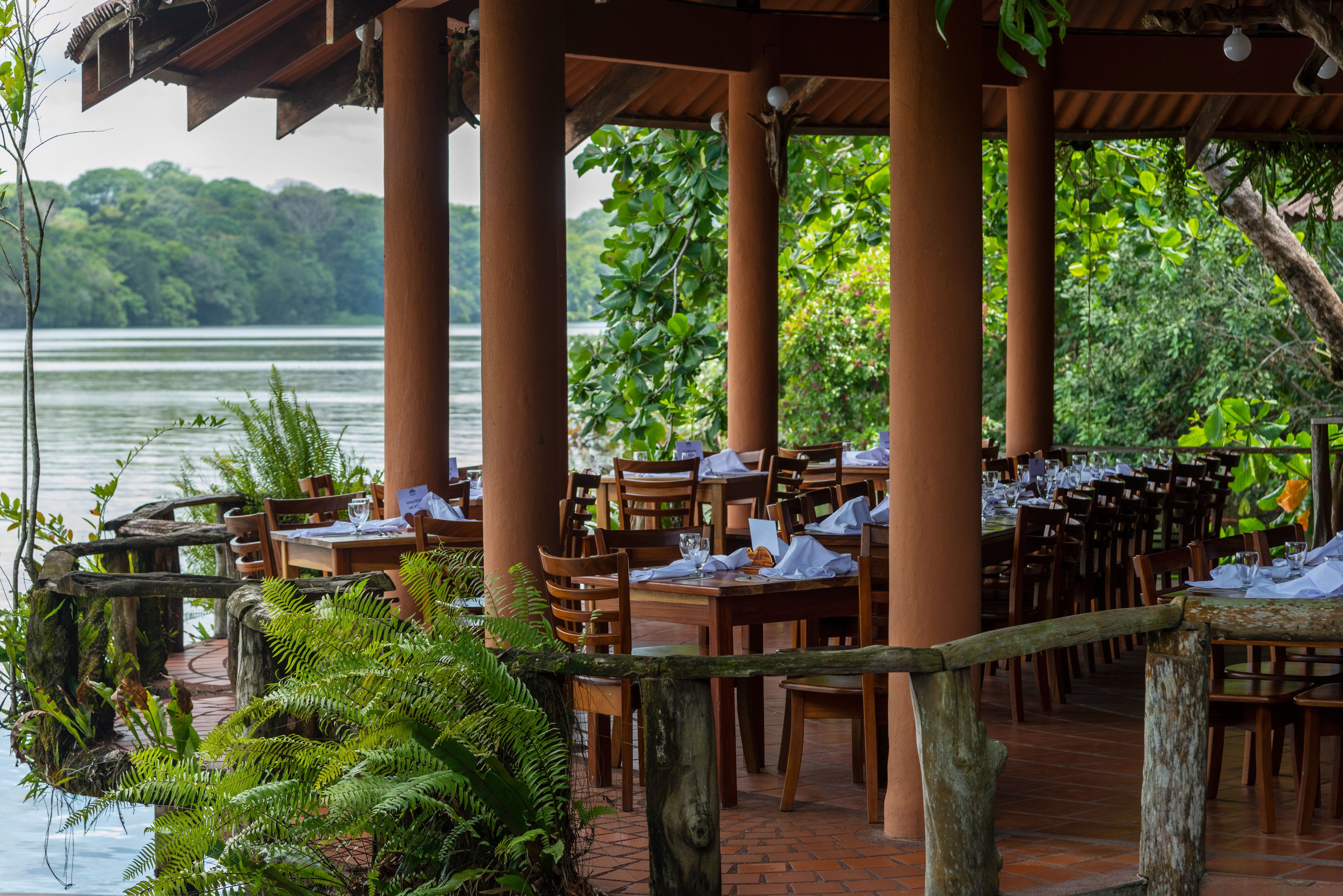 Sudah termasuk sarapan masakan setempat setiap hari