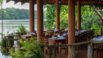 Sudah termasuk sarapan masakan setempat setiap hari