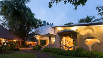 3 bars/lounges, poolside bar