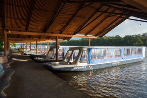 Um cais coberto com vista para um lago e uma floresta.