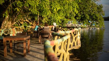3 bares/lounges, bar ao lado da piscina