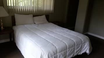 Standard Room, 1 Queen Bed, Shared Bathroom | Rollaway beds, free WiFi