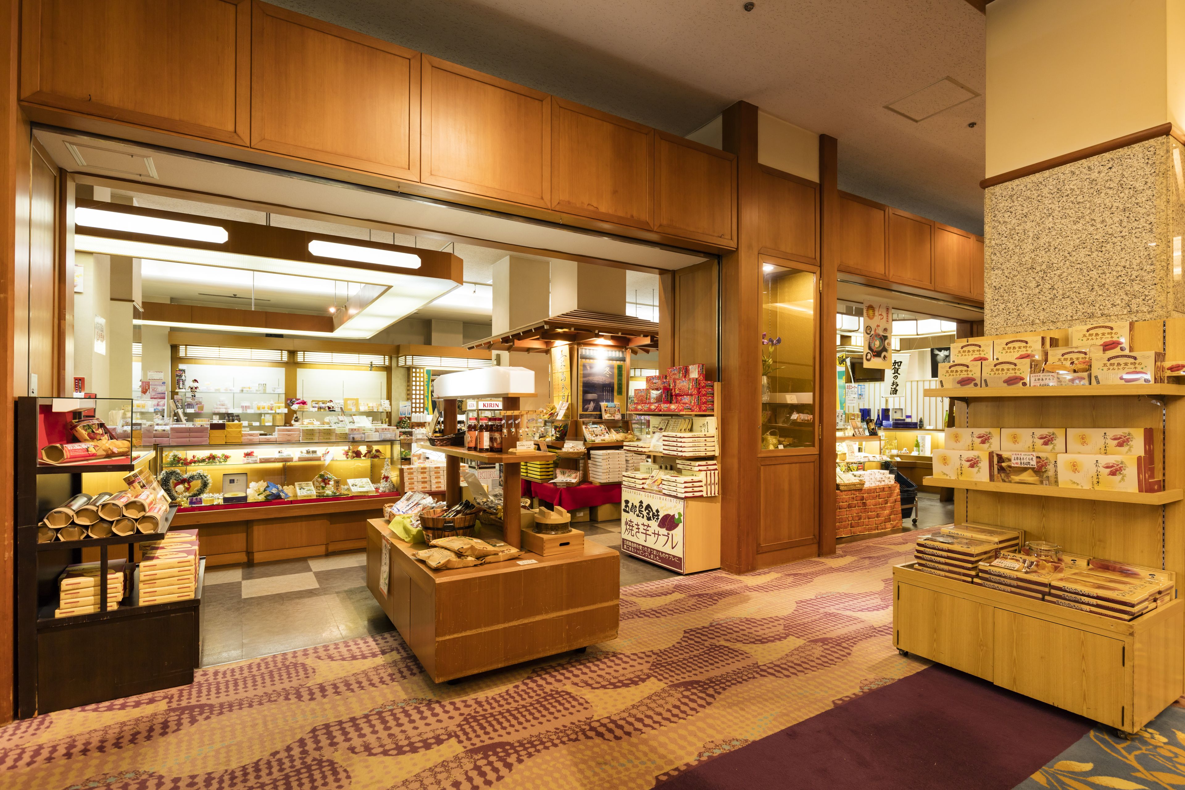 Una botiga tradicional japonesa amb interiors de fusta i diversos productes envasellats a la vista.