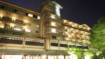 Bagian depan properti - sore/malam