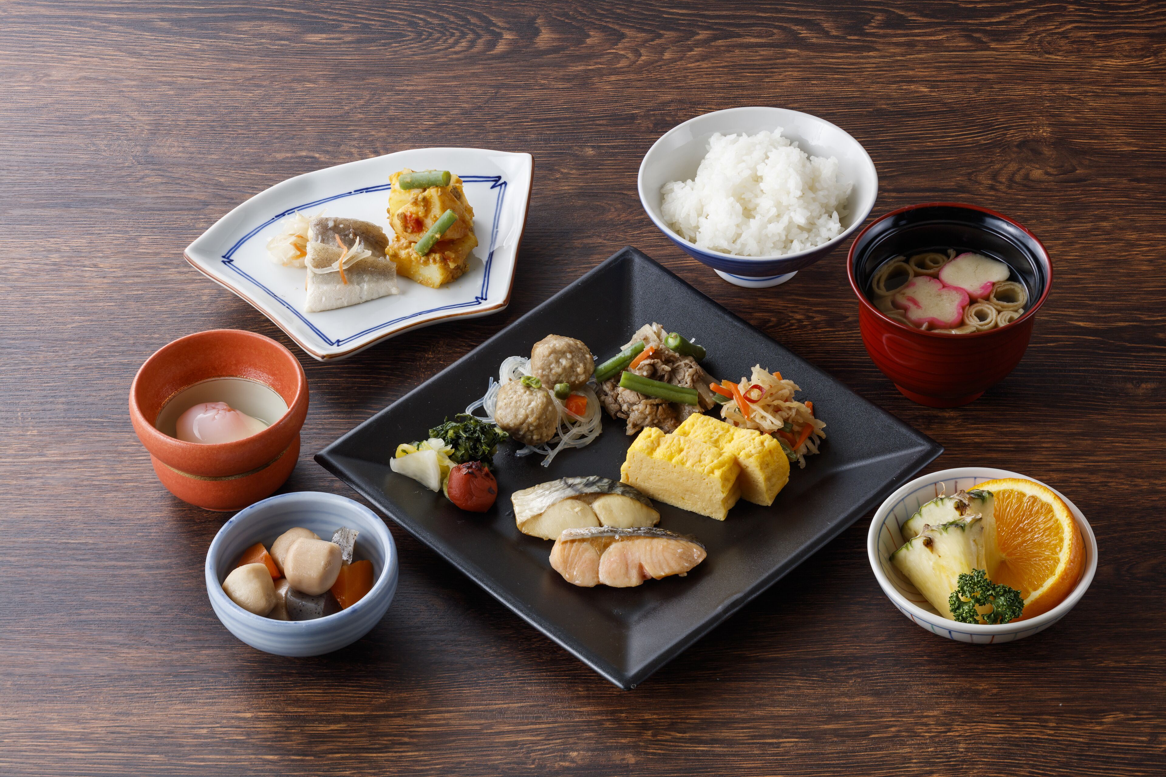 Verschiedene japanische Gerichte auf einem Holztisch.