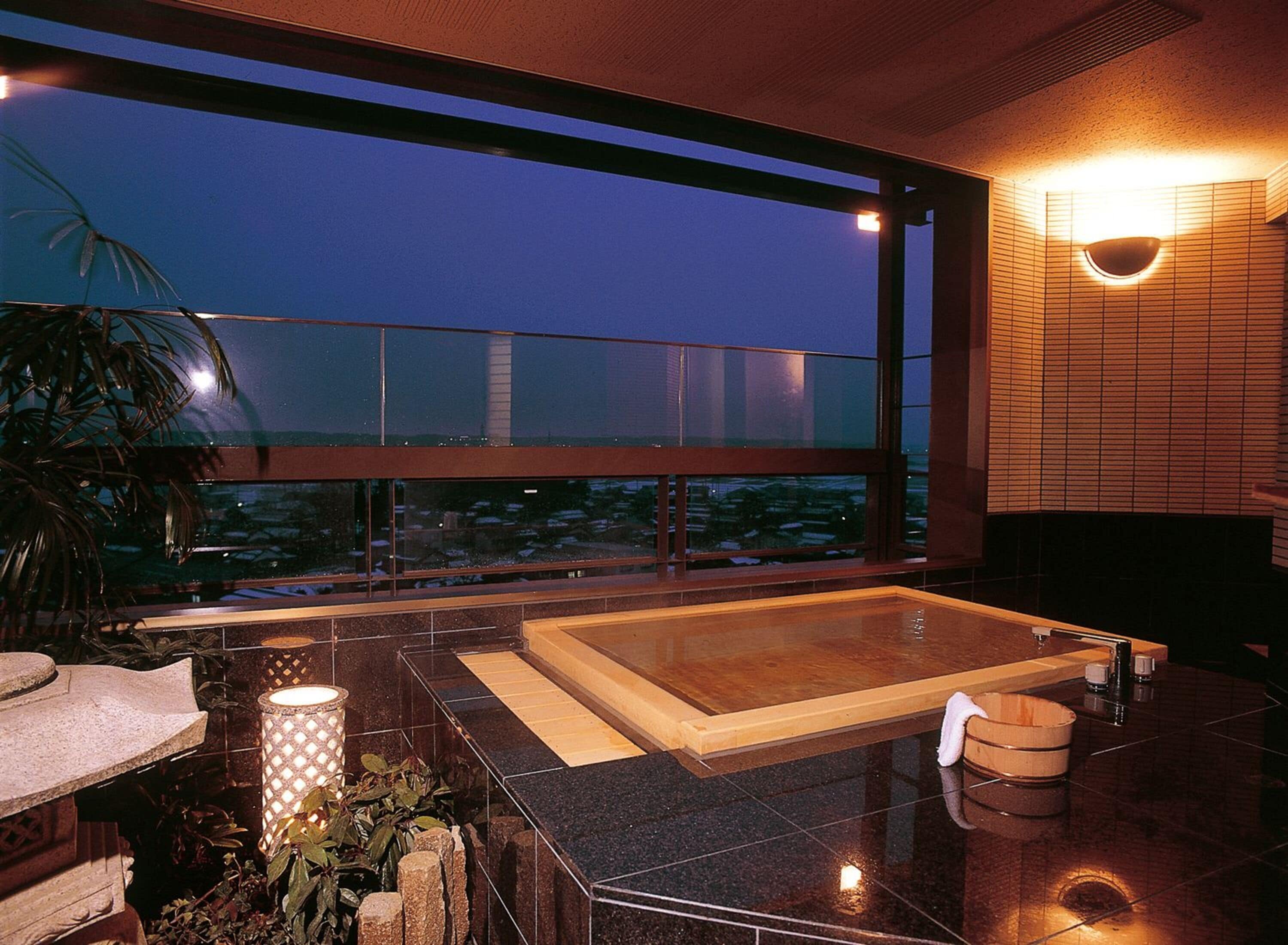 バスアメニティ (無料)、ヘアドライヤー、スリッパ、洗浄機付トイレ