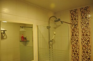 Standard Double Room | Pancuran Bilik Mandi