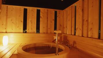 Un sauna en bois doté d’un bain à remous circulaire, de murs en bois et d’un banc.