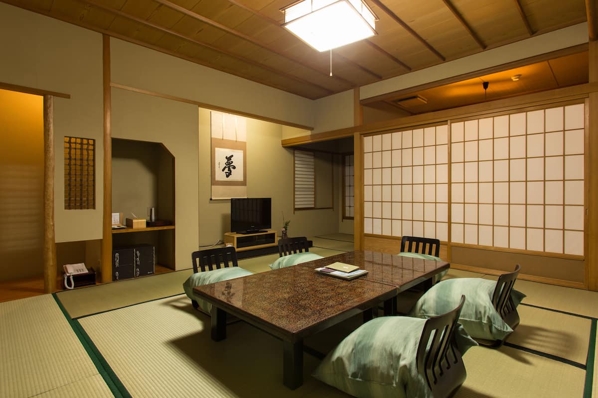 In-room safe, free WiFi, bed sheets
