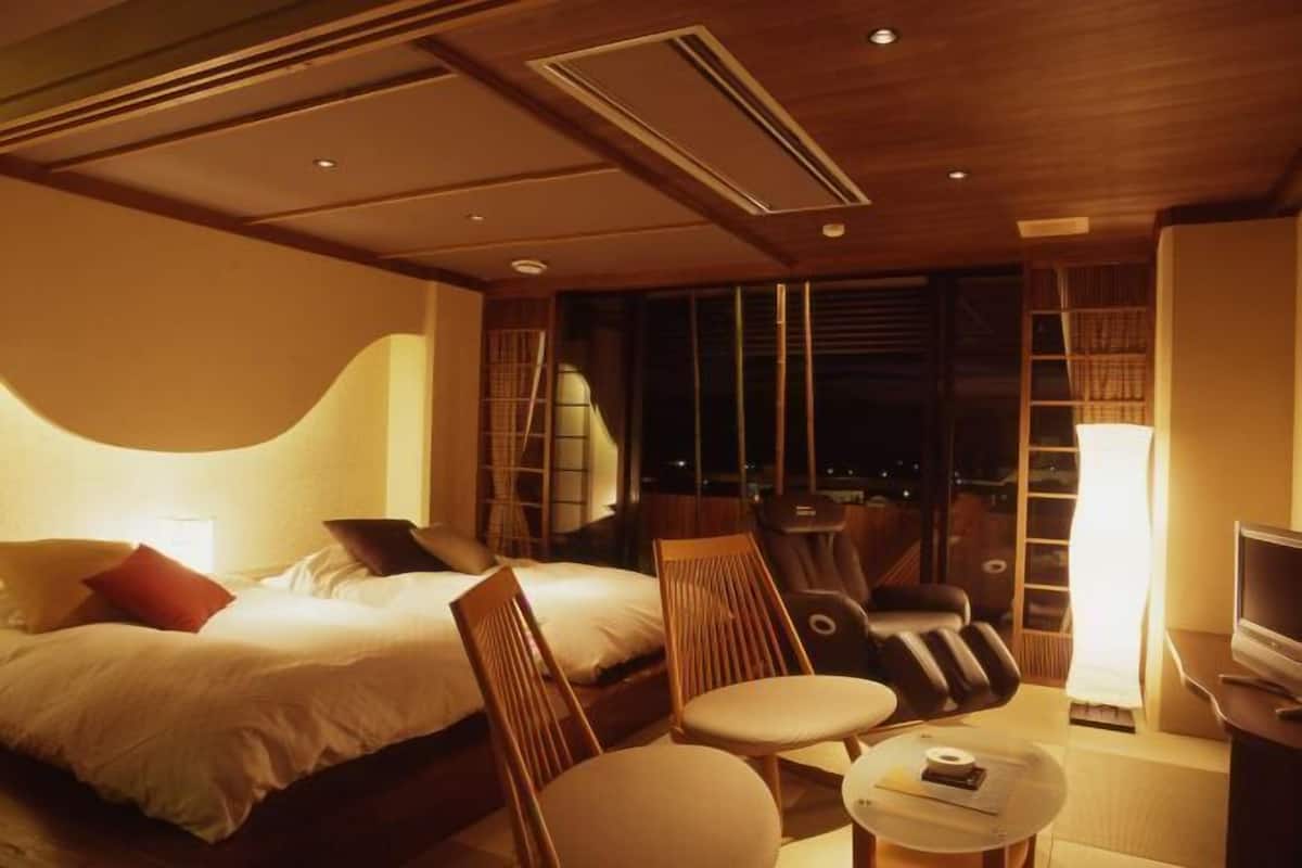 In-room safe, free WiFi, bed sheets