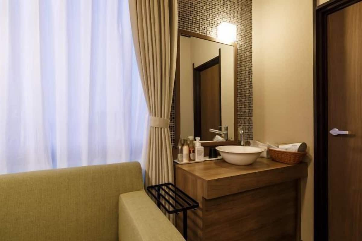 In-room safe, free WiFi, bed sheets