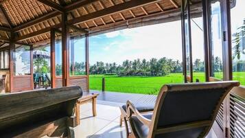 Luxury-Villa, 2 Schlafzimmer, Terrasse, Bergblick (Villa Sungai) | Wohnbereich