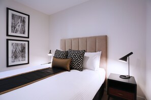 Premium bedding, in-room safe, desk, blackout drapes - Alex Perry Hotel & Apartments (Fortitude Valley)