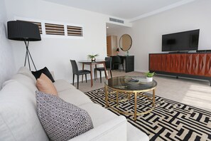 Studio | Premium bedding, in-room safe, desk, blackout drapes - Alex Perry Hotel & Apartments (Fortitude Valley)