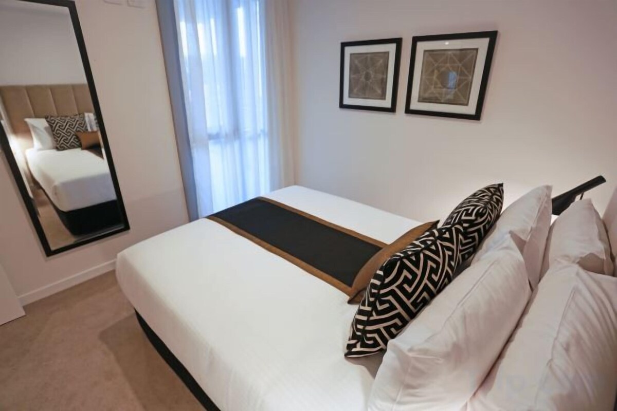 Ropa de cama de alta calidad y caja de seguridad en la habitación 