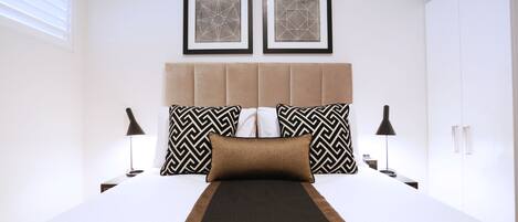 高級寝具、セーフティボックス (室内)、デスク、遮光カーテン