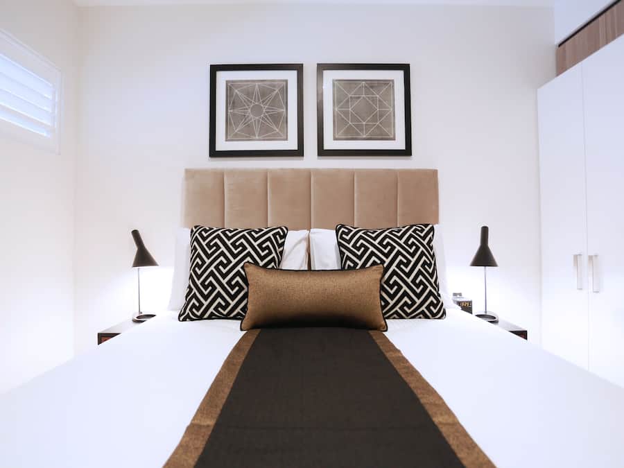 Peralatan tempat tidur premium, peti besi dalam bilik, meja