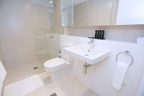 Shower, free toiletries, hair dryer, towels - Alex Perry Hotel & Apartments (Fortitude Valley)