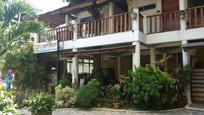 Un bâtiment à deux étages avec une enseigne indiquant « Fat Jimmy's Resort ».