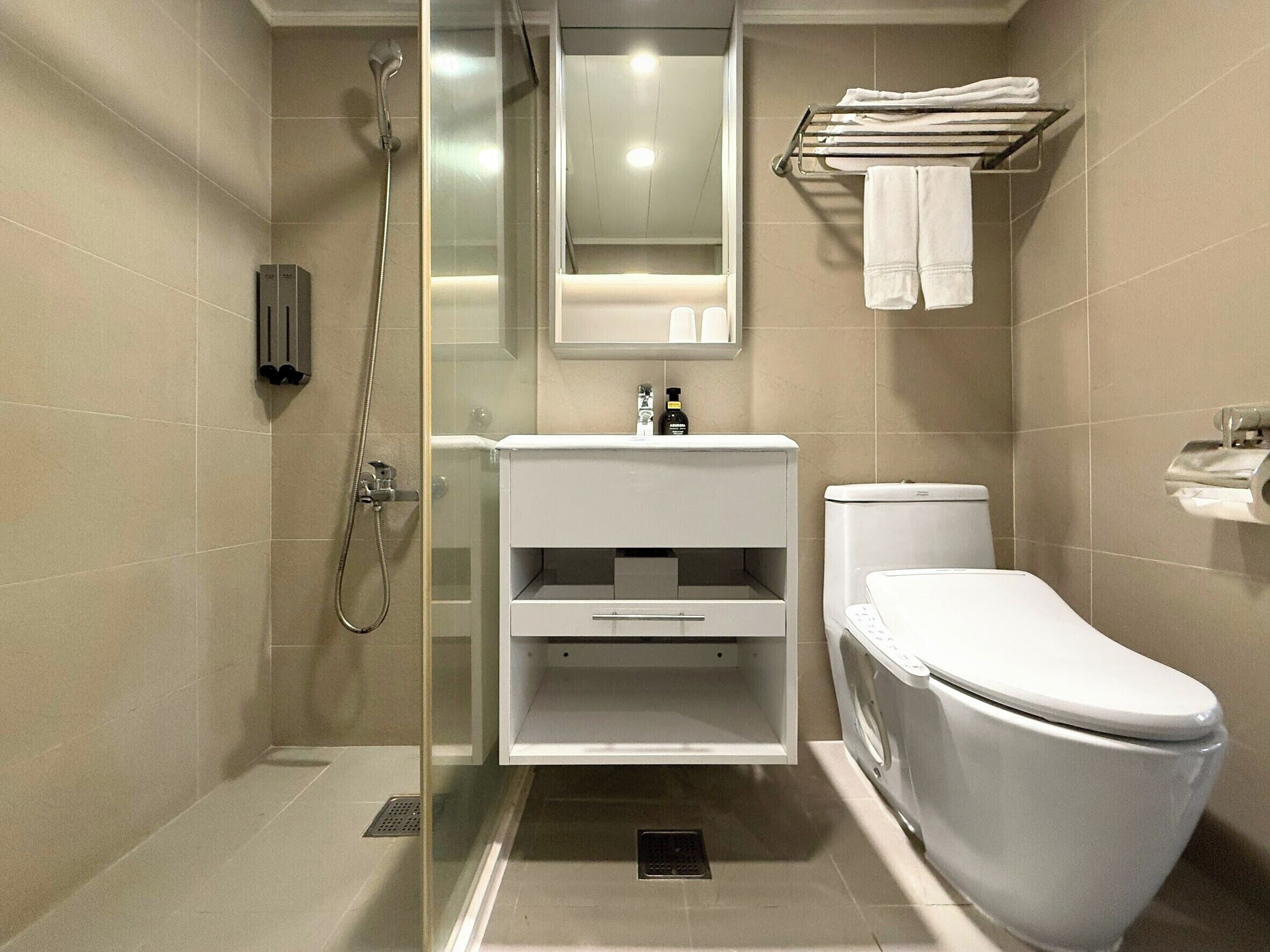 Máy sấy tóc, dép đi trong nhà, khăn tắm, dầu gội 