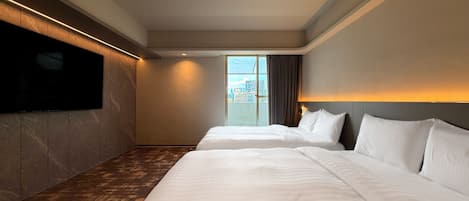 Chambre Quadruple Supérieure, 2 lits doubles, non-fumeurs, vue ville | Couette en duvet d'oie, articles gratuits dans le mini-bar