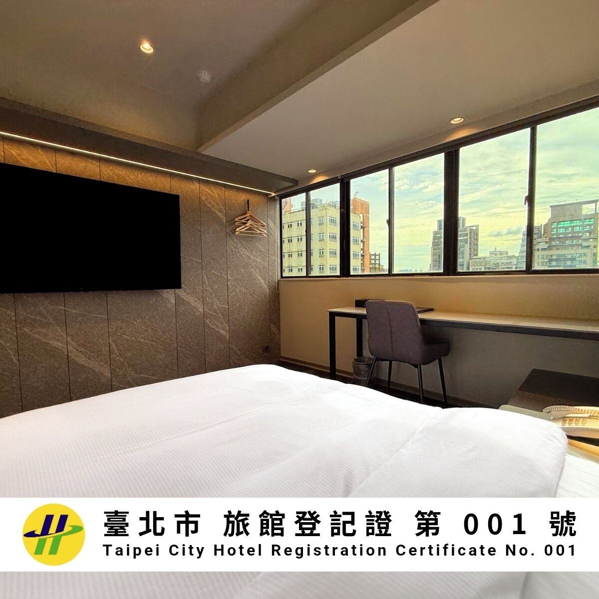 Down comforters, free minibar, blackout drapes, free WiFi