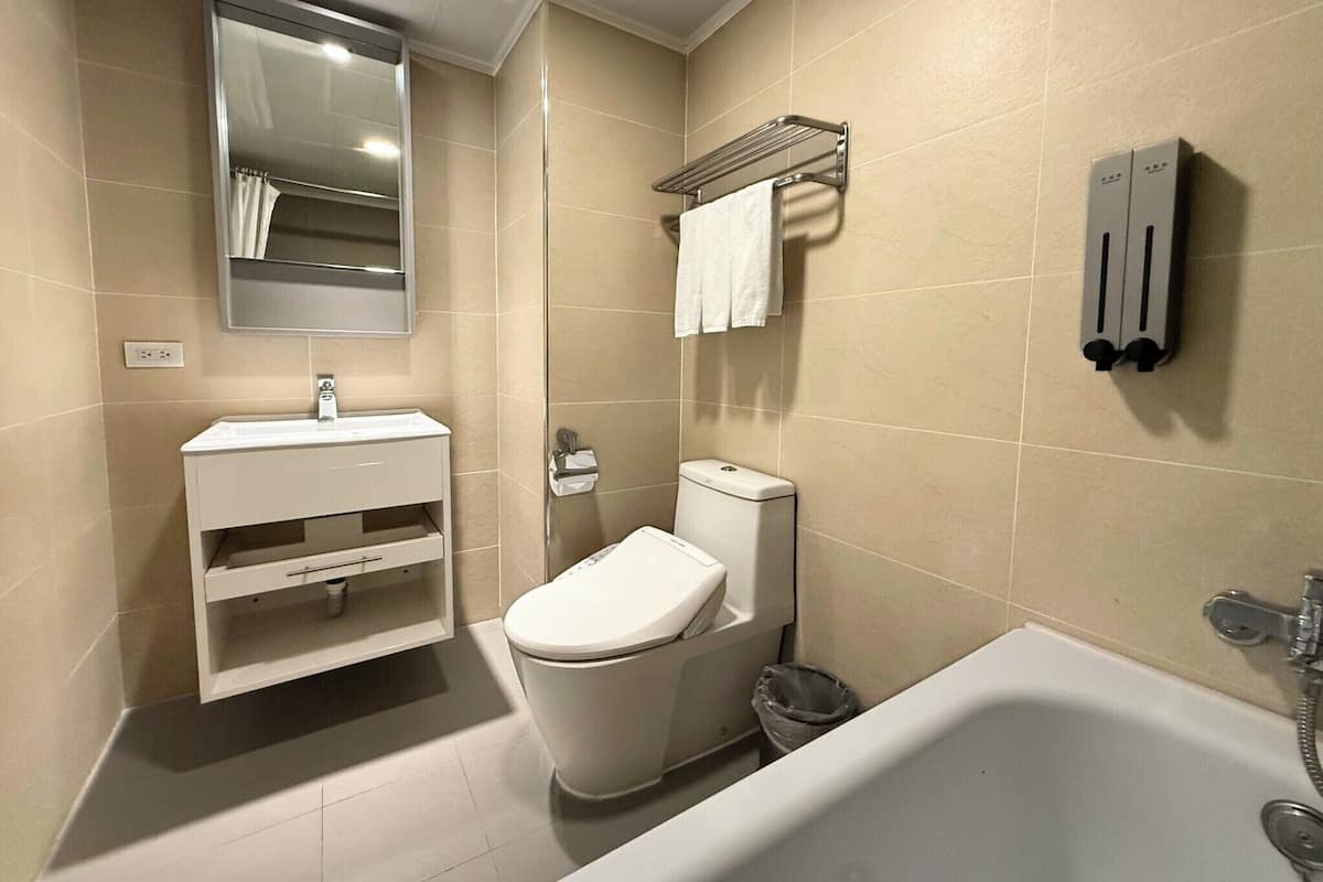 1 bedroom, down duvets, free minibar, blackout curtains
