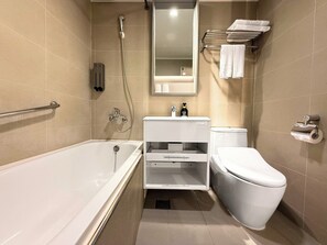 Superior-dobbeltværelse - ikke-ryger | Badeværelse | Hårtørrer, hjemmesko, håndklæder, Shampoo