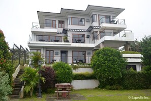 Front of property - 8 Suites By Fat Jimmy's (Tagaytay)