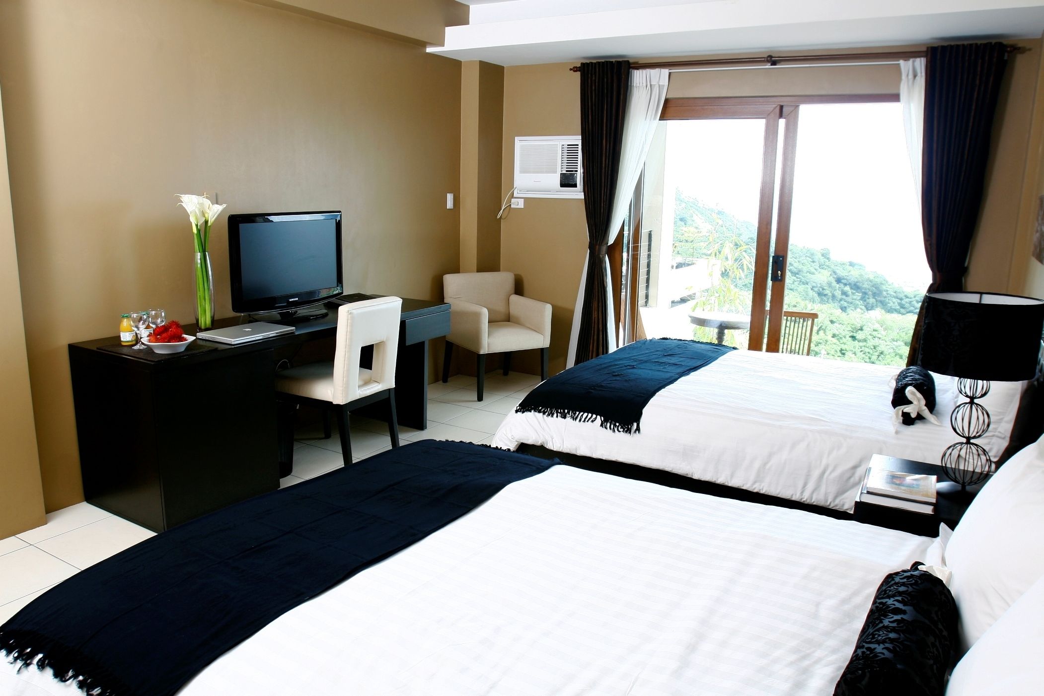 Deluxe kamer, niet-roken | Een minibar, een bureau, verduisterende gordijnen, gratis wifi