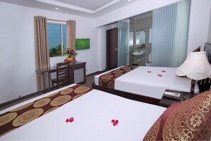 Habitación Deluxe con 2 camas individuales, vista al océano | Minibar, escritorio, camas extra gratis y wifi gratis