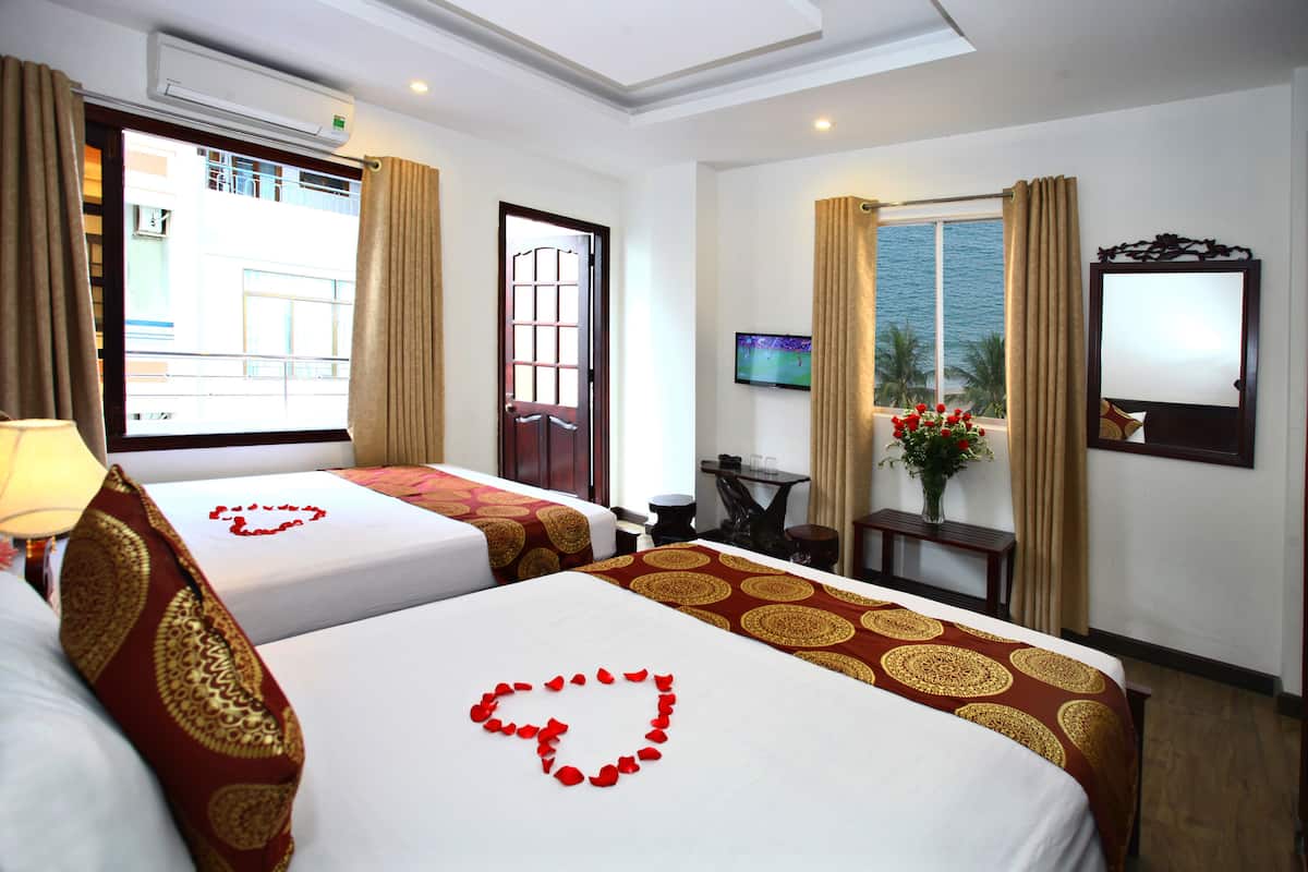 Grand Deluxe Twin Room with Balcony and Ocean View