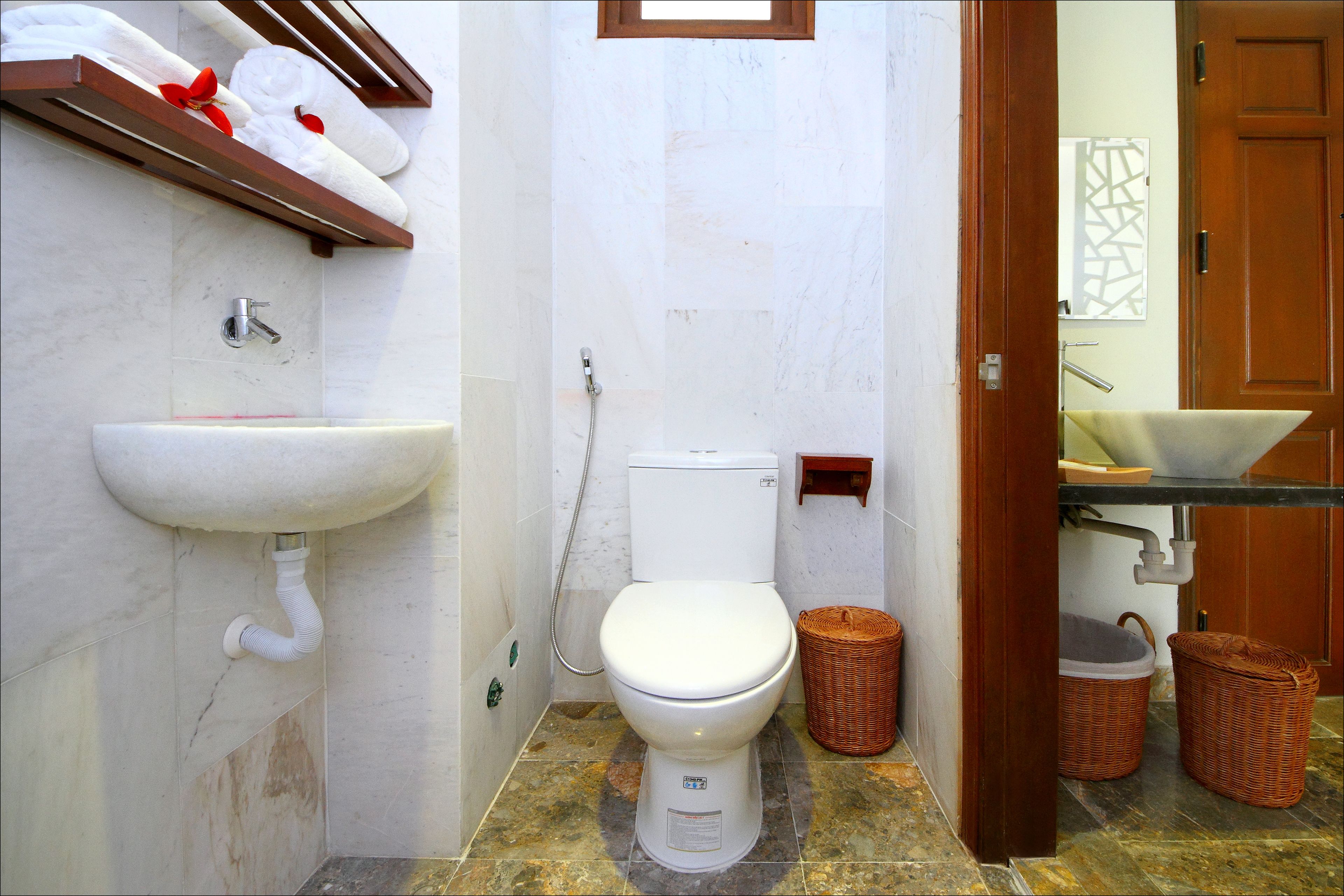 high - end deluxe double or twin room | bathroom | combined shower/bathtub, hair dryer, slippers, towels