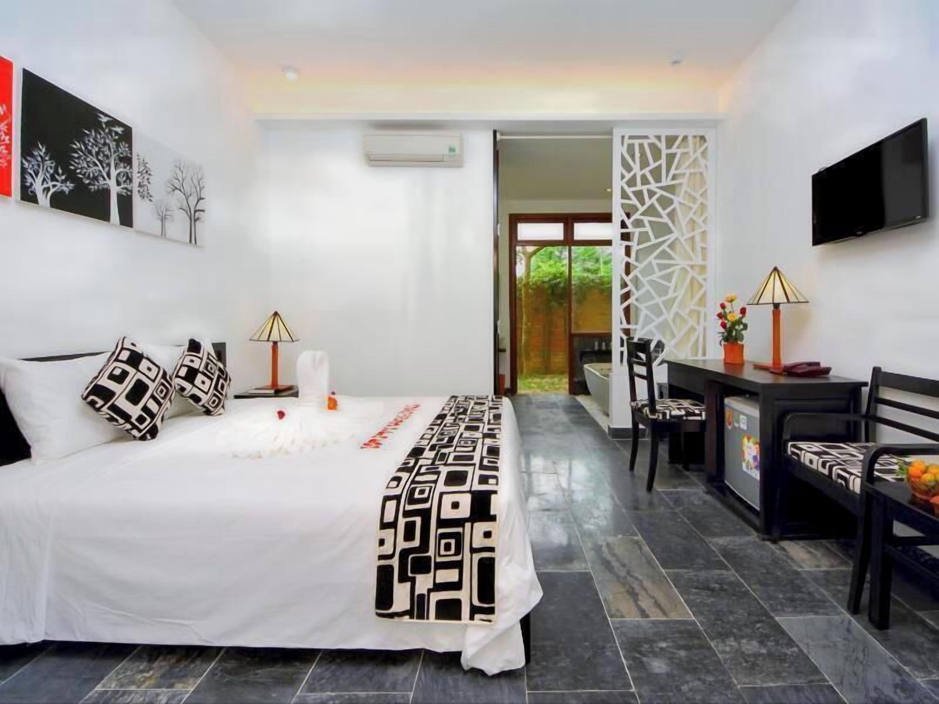 Sengetøy av topp kvalitet, minibar, safe på rommet og skrivebord